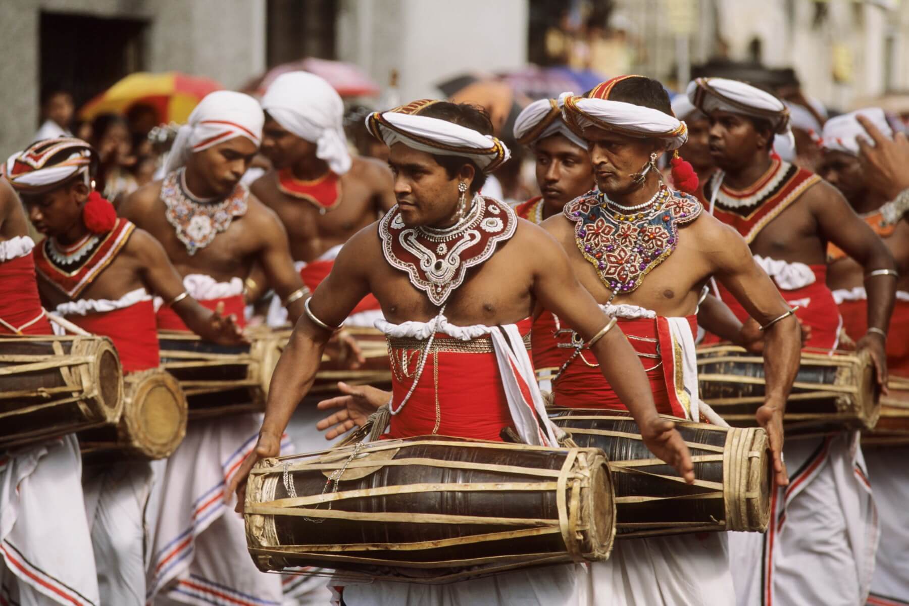 Kandy-Esala-Perahera gehört zu den großartigsten Festen in ganz Südost-Asien und ist bekannt für farbenprächtige und prunkvolle Festprozessionen.