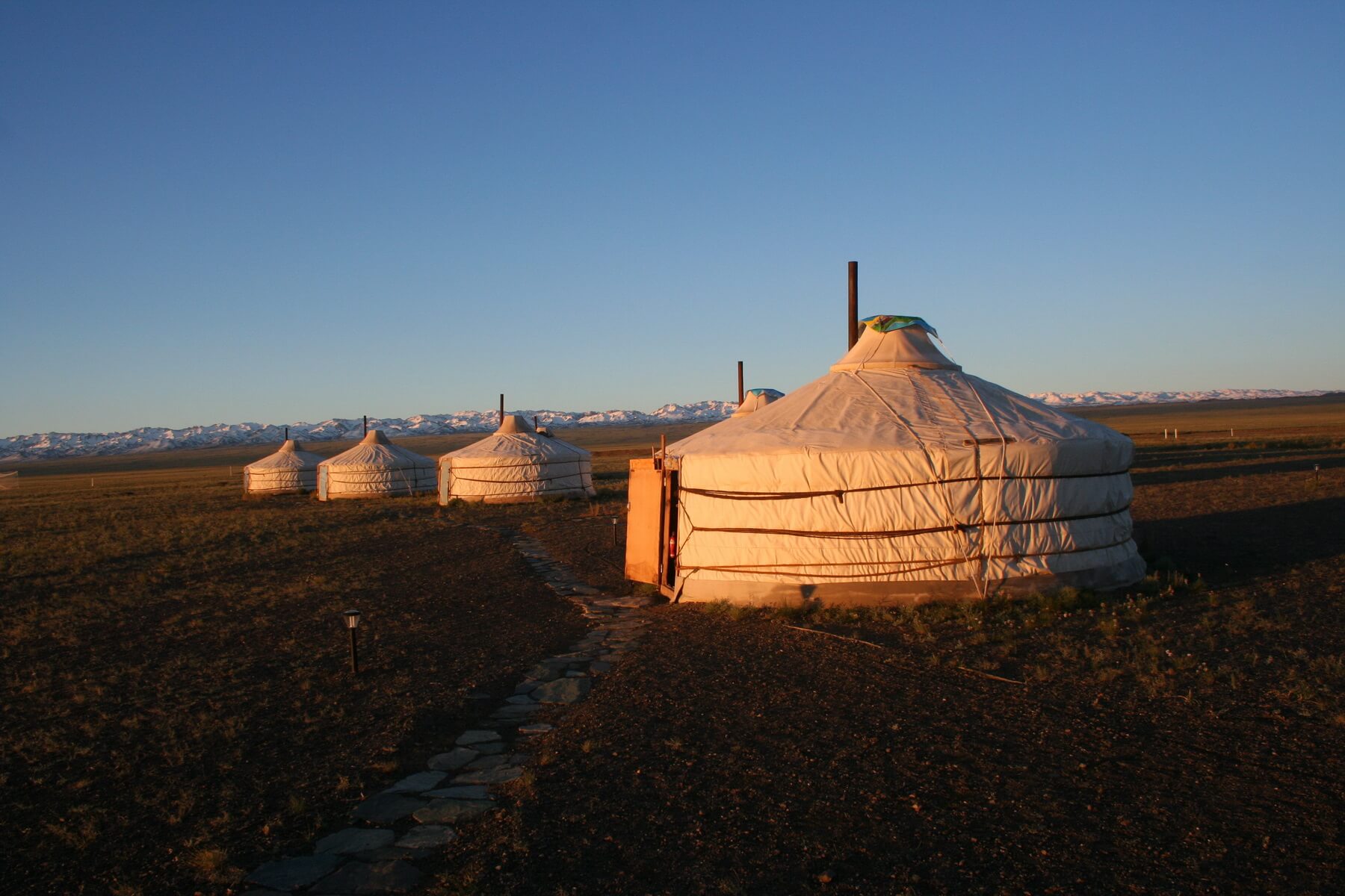 Traditionelle Jurten im weiten Land der Mongolei