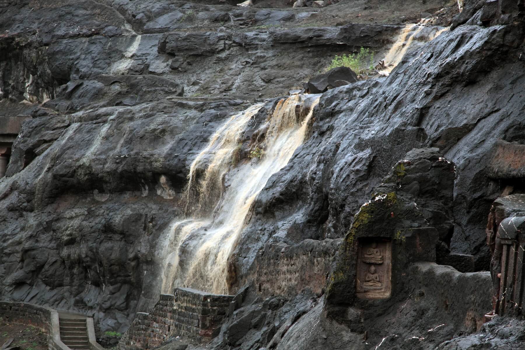 Die Ajanta-Höhlen gehören seit 1983 zum UNESCO-Weltkulturerbe und bestehen aus mehreren Höhlentempeln