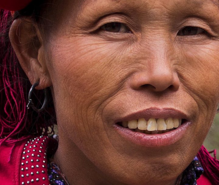 Frau der Dao Minderheit in Sapa mit traditionellem Kopfschmuck