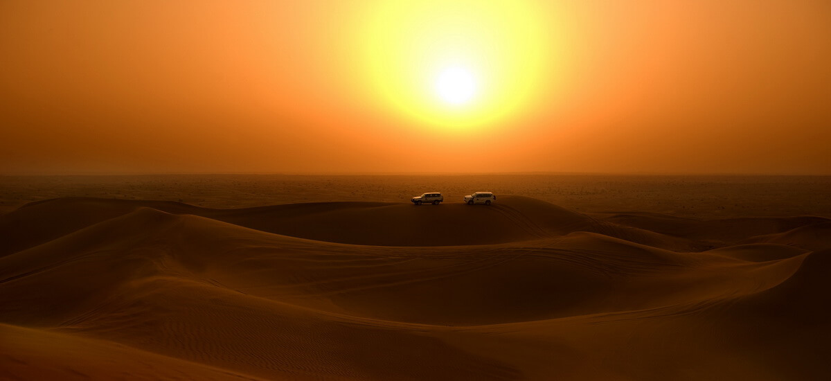 Jeeps in der Wüstenlandschaft von Dubai