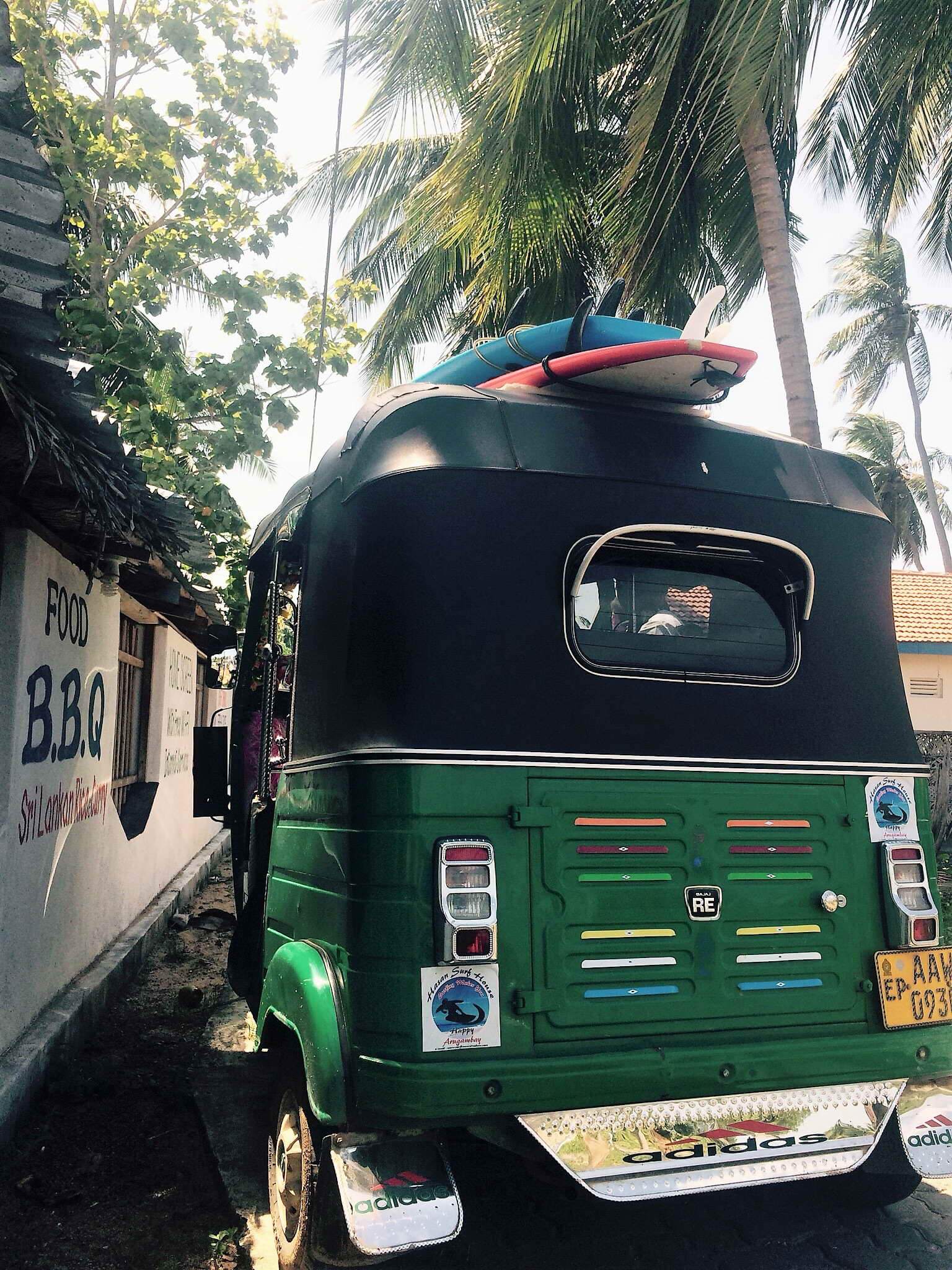 Mit dem Tuktuk geht es zum Surfspot in Sri Lanka