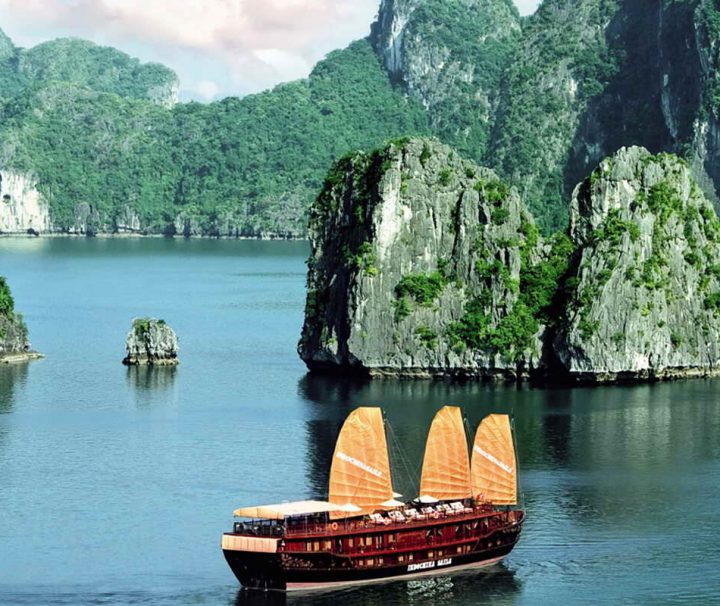 Für viele Reisende ist eine Kreuzfahrt durch die mystische Halong Bucht (UNESCO-Weltnaturerbe) der absolute Höhepunkt ihres Vietnam Urlaubs