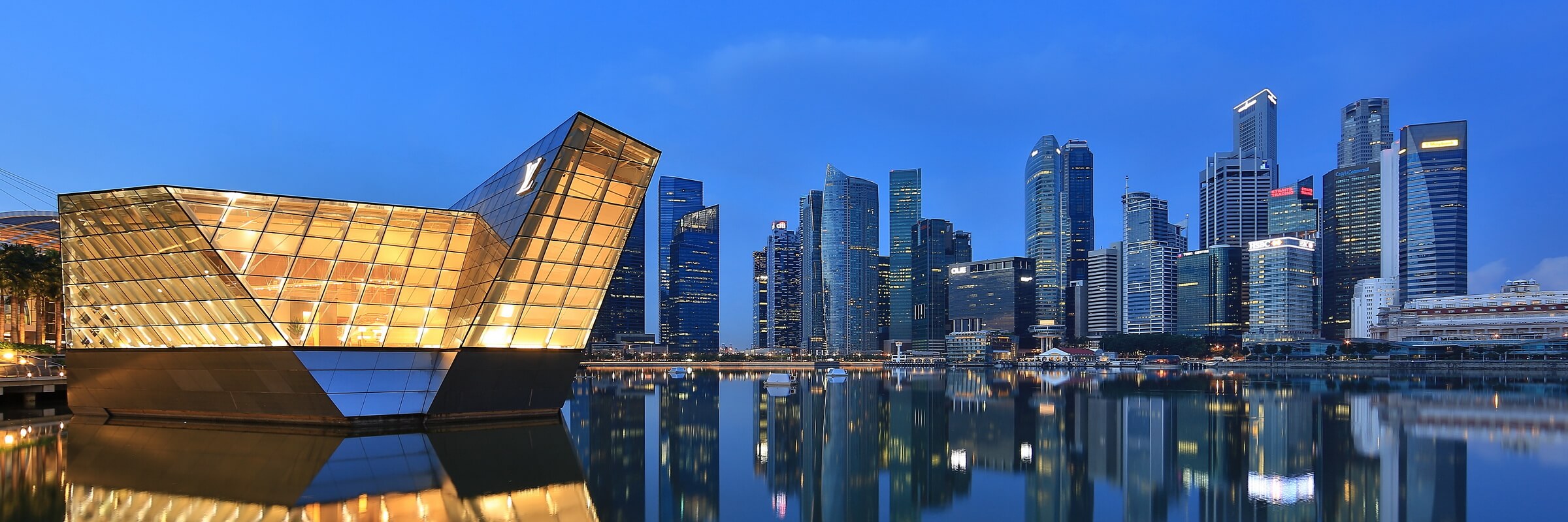 Marina Bay ist der jüngste Stadtteil von Singapur und wurde auf künstlichen Landaufschüttungen gebaut.