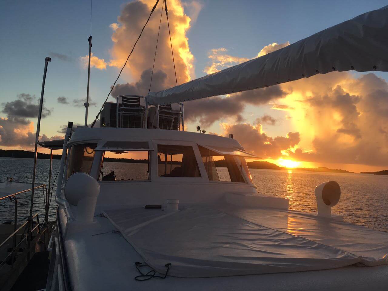 Blick auf den Sonnenuntergang von einem anliegenden Boot aus.
