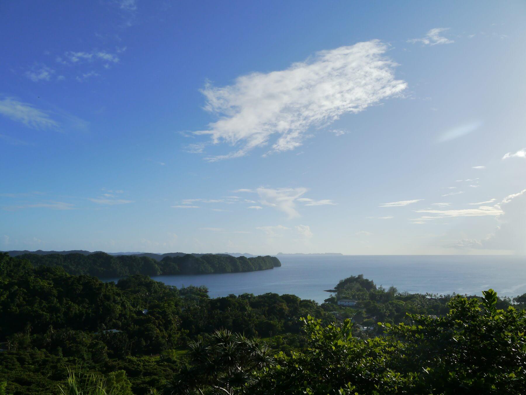 Panoramablick über die Insel auf das Meer.