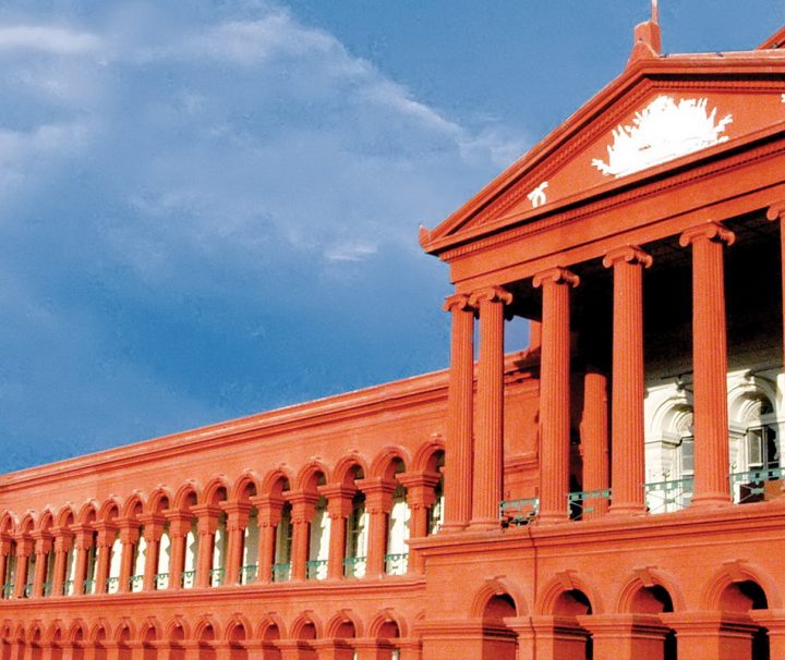 Das im griechisch-römischen Architekturstil erbaute Gebäude Attara Kacheri dient als Oberster Gerichtshof Indiens.