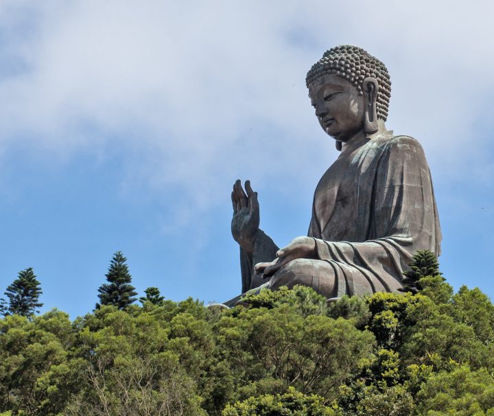 Zu den Attraktionen der Insel gehört das Kloster Po Lin, an dem die Tian Tan Buddha Statue zu finden ist.