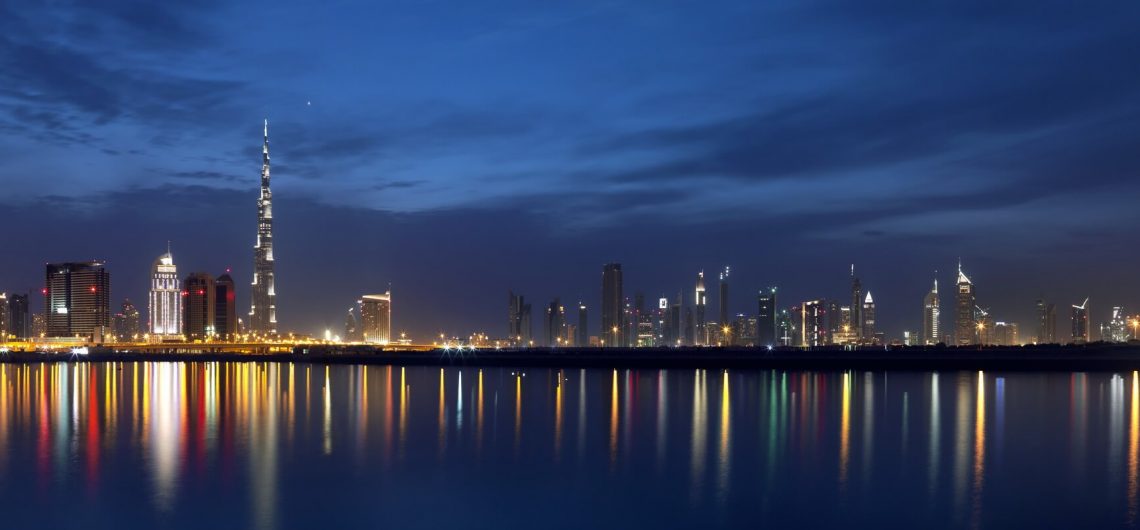 Die beeindruckende Skyline von Dubai ist sowohl bei Tag als auch bei Nacht ein spektakulärer Anblick.
