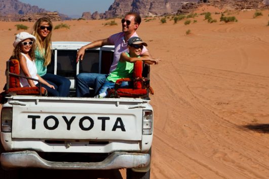 Die braunroten, zerklüfteten Gebirgszüge machen eine Jeep-Safari im beeindruckendes Wüstental Wadi Rum zu einem unvergesslichen Erlebnis.