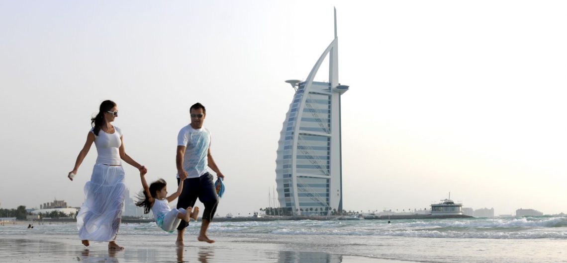 Der weitläufige Jumeirah Beach in Dubai ist ein belibtes Ausflugziel bei Familien und vor allem bekannt für Luxushotels wie das Burj al Arab.