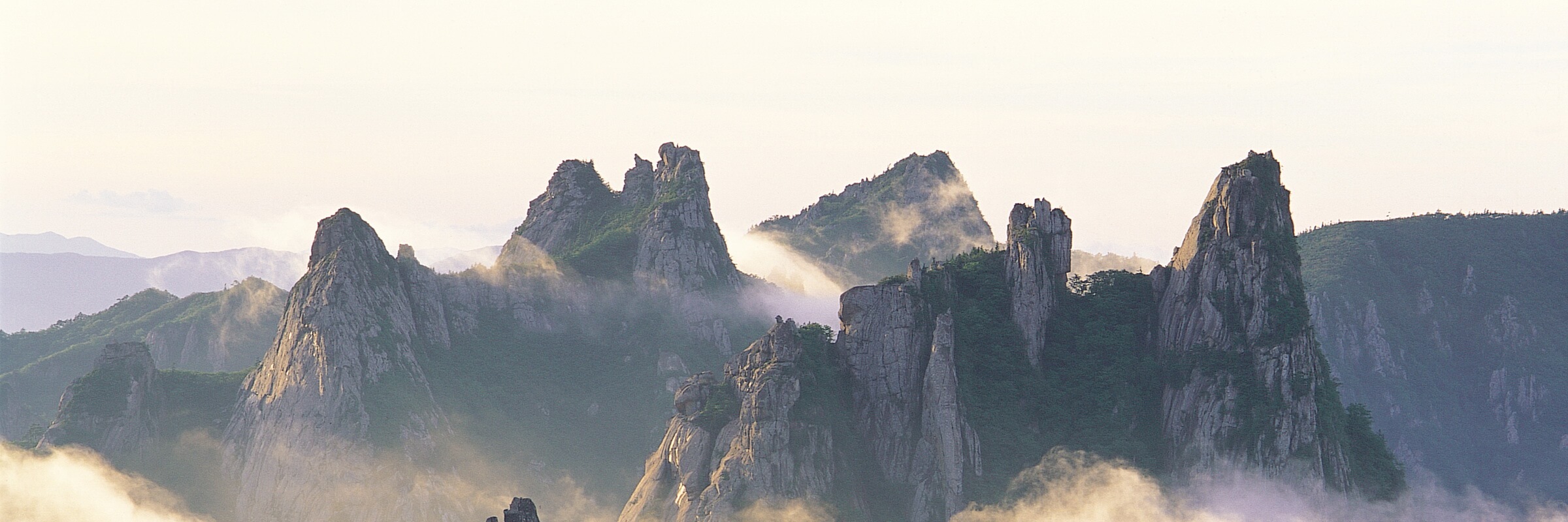 Der Seoraksan im Taebaek-Gebirge ist vor allem für seine zerklüftete Felslandschaft bekannt. Mit 1708 m ist er dritthöchste Berg Südkoreas.