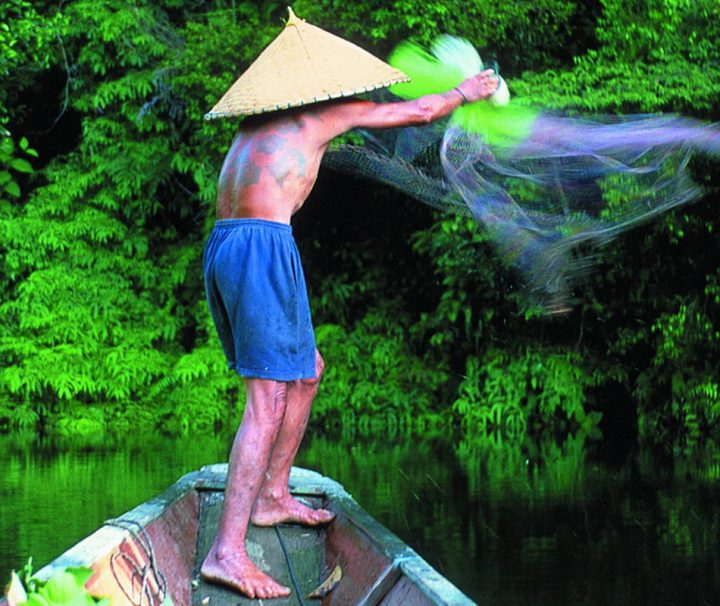 Bei den indigenen Volksgruppen im malaiischen Sarawak spielen Fischerei und Jagd noch eine entscheidende Rolle.