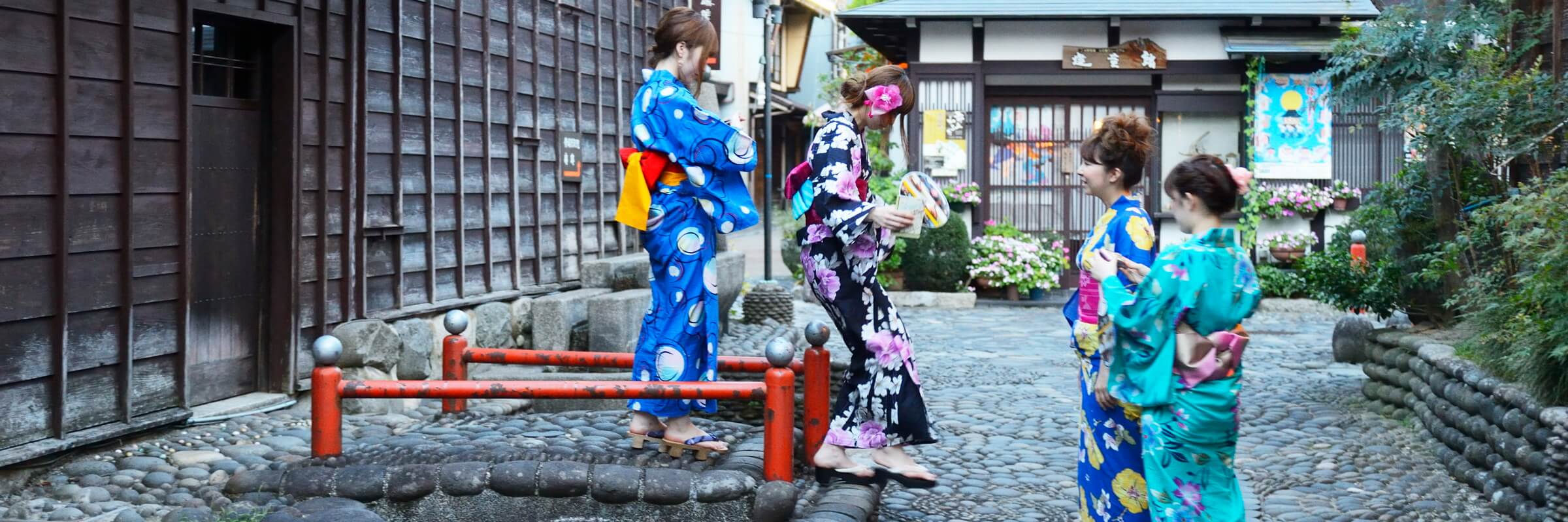 Geishas sind japanische Unterhaltungskünstlerinnen, die traditionelle japanische Künste darbieten.