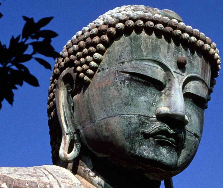 Der „Große Buddha“ in Kamakura ist 13,35 m hoch und besteht aus mehreren getrennt gegossenen und kunstvoll zusammengefügten Teilen.
