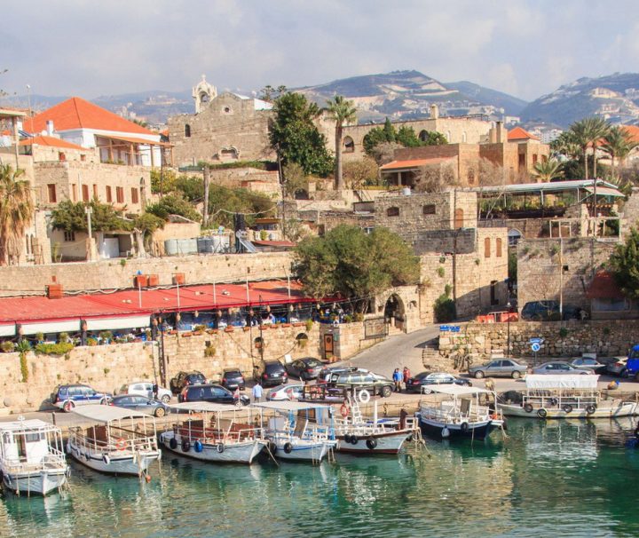 Die Hafenstadt Byblos an der Mittelmeerküste gehört zu den ältesten permanent besiedelten Orten der Welt und wurde 1984 zum UNESCO-Weltkulturerbe erklärt.