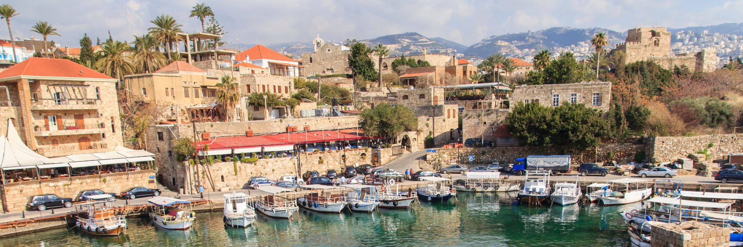 Die Hafenstadt Byblos an der Mittelmeerküste gehört zu den ältesten permanent besiedelten Orten der Welt und wurde 1984 zum UNESCO-Weltkulturerbe erklärt.