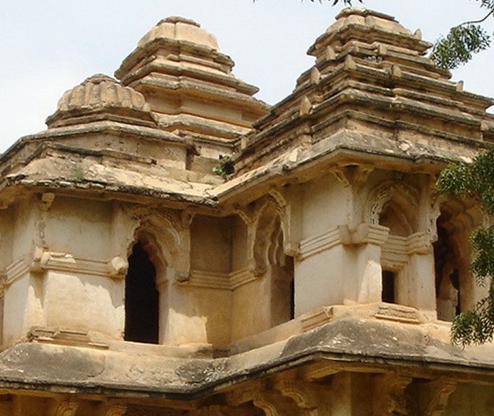 Das Lotus Mahal gilt als ein Musterbeispiel für Indo-islamische Architektur und war die Unterkunft der Königin von Vijayanaga.