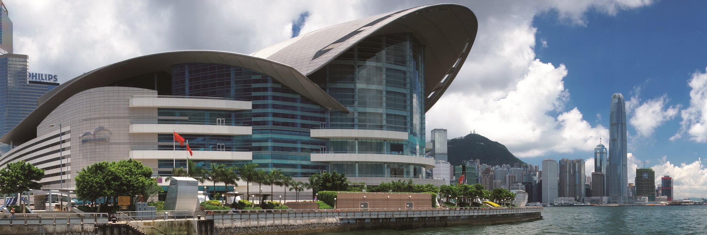 Das Hong Kong Convention and Exhibition Centre im Stadtgebiet Wan Chai North, Hongkong ist eines der zwei größten Center Hongkongs und ist von zahlreichen Hotels und Geschäftsgebäuden umgeben.
