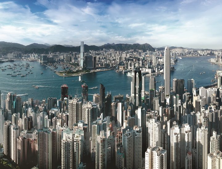 Blick vom über 552 Meter hohen Berg Victoria Peak über das Zentrum Hongkongs. Ein Highlight einer Hongkong Städtereise.