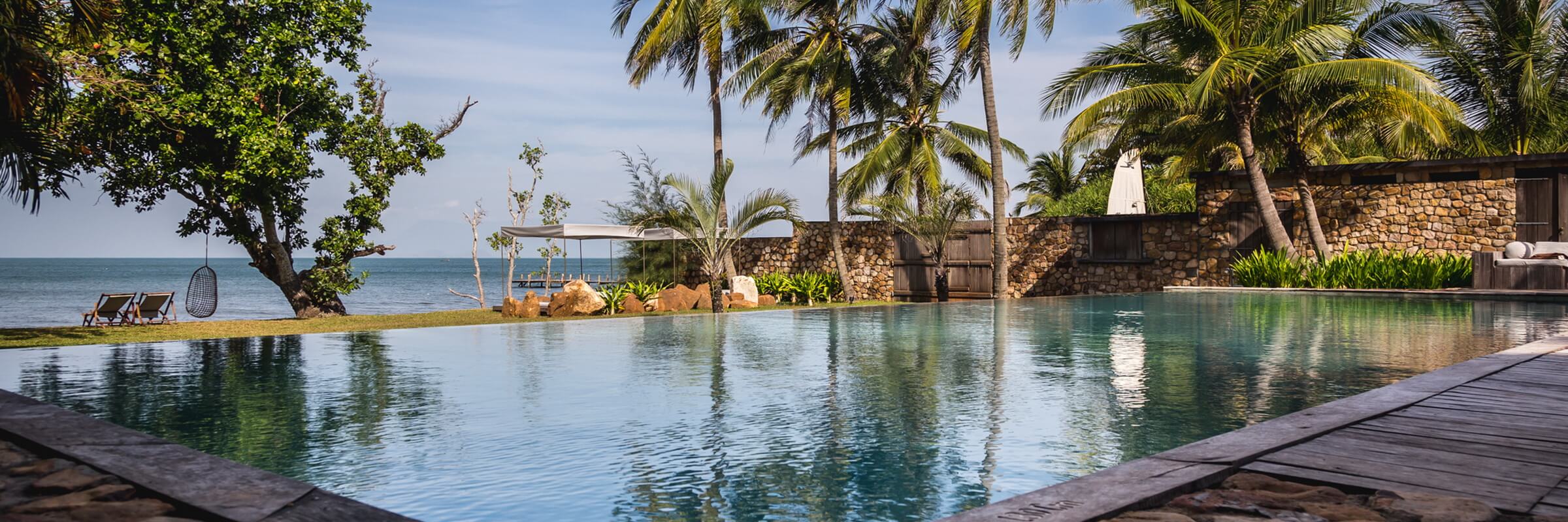 Herrlicher Infinity Pool des Knai Bang Chatt Resort mit Rundum-Terrasse, direkt am Ufer vom Golf von Thailand