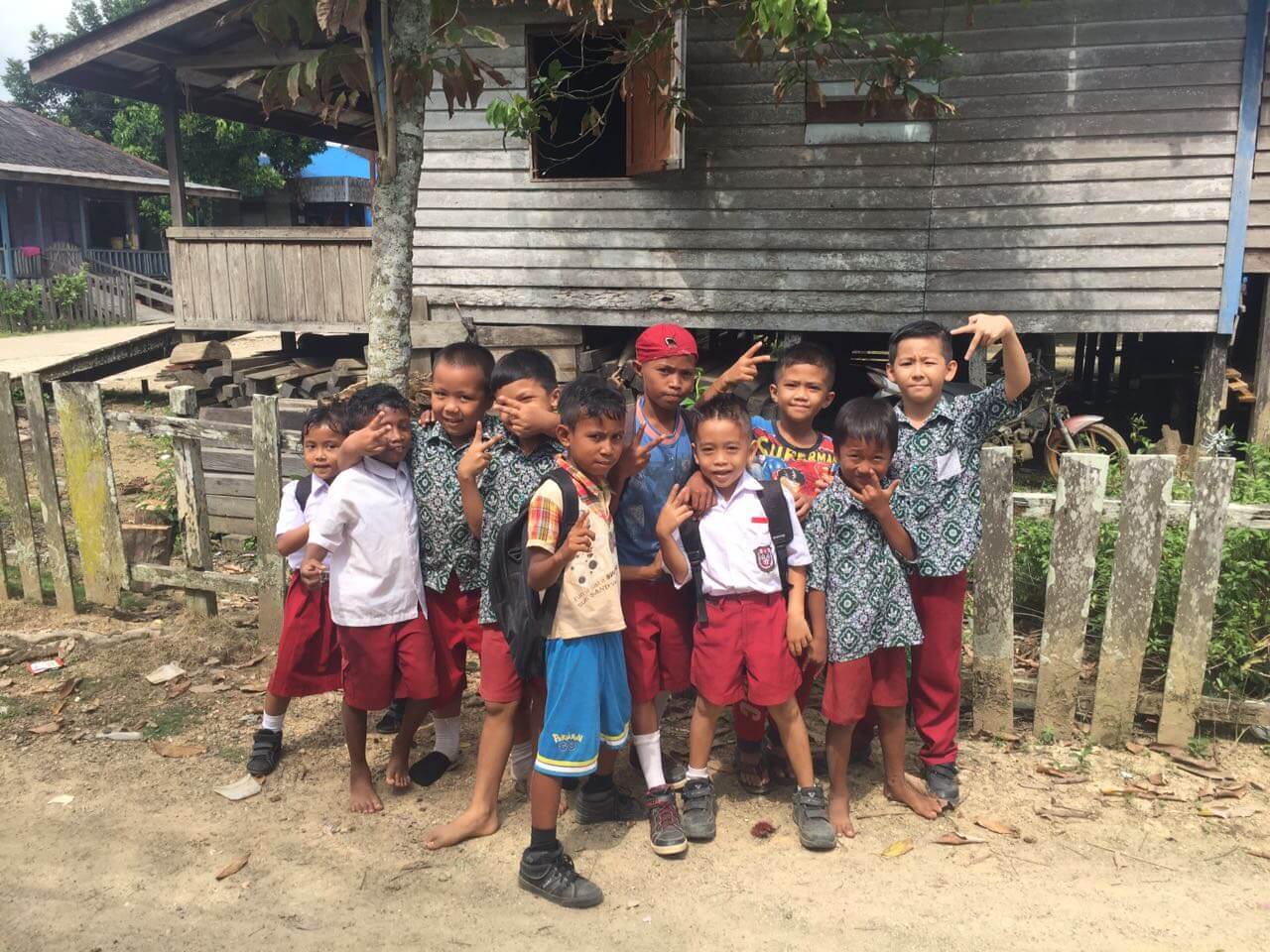 Junge Dayak in einem Dorf in Kalimantan
