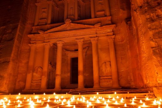 In Petra besteht die Möglichkeit bei einer Nachtwanderung das Khazne al-Firaun (Schatzhaus) im Licht von 1.800 Kerzen zu bestaunen. Ihre Jordanien Reise planen unsere Experten individuell mit nach Ihren Wünschen.