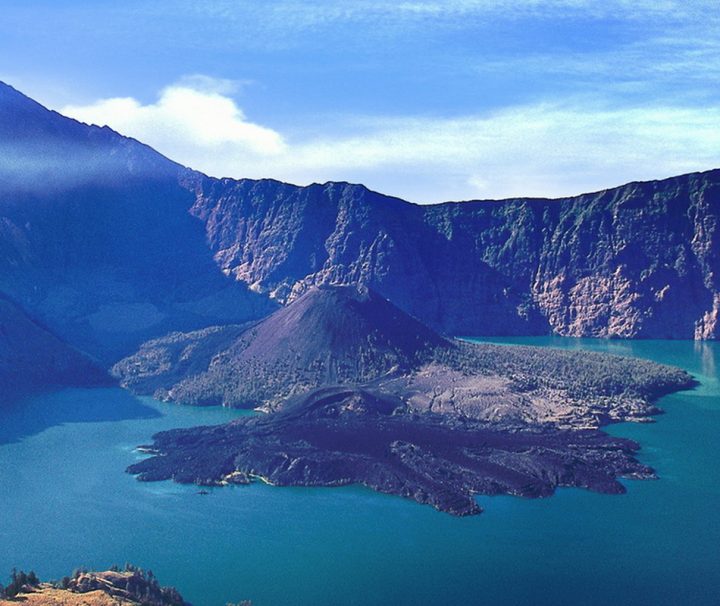 Der Vulkan Rinjani auf der indonesischen Insel Lombok ist nach dem Kerinchi der zweithöchste Vulkan des Landes.