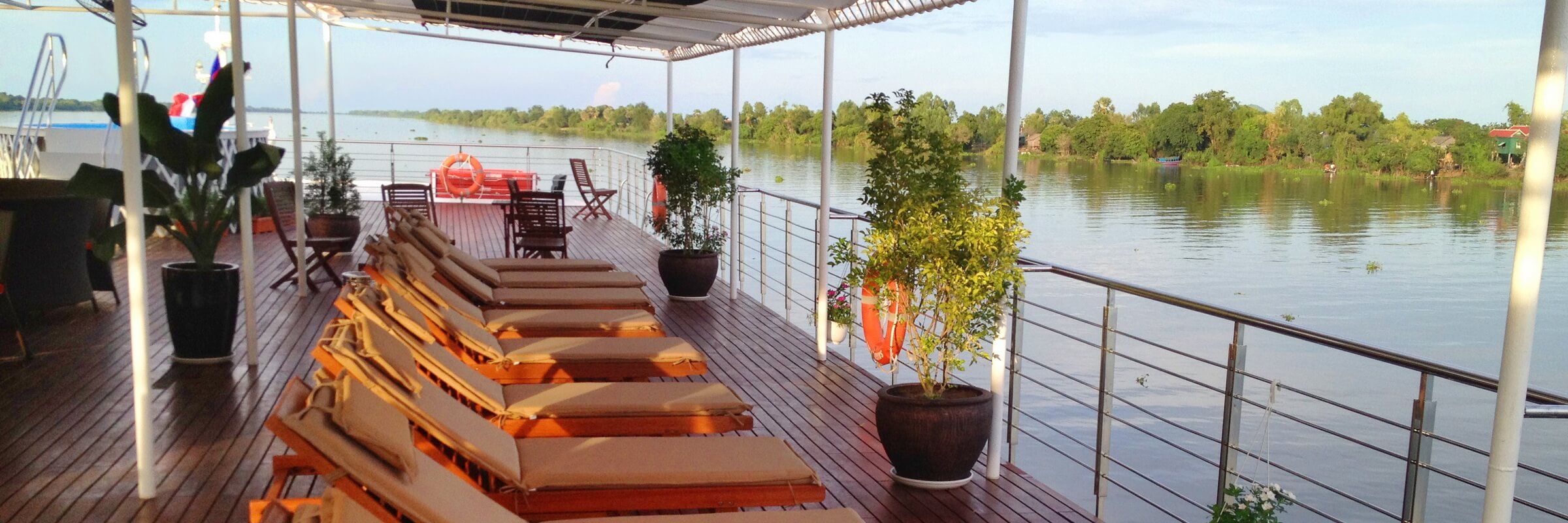 Das Sonnendeck der Mekong Adventurer mit bequemen Liegestühlen und Whirl-Pool lässt keine Wünsche offen.