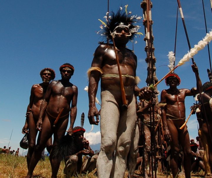 Die Bekleidung der Männer in den Hochlandstämmen Papuas beschränkt sich oft auf rituellen Körperschmuck.