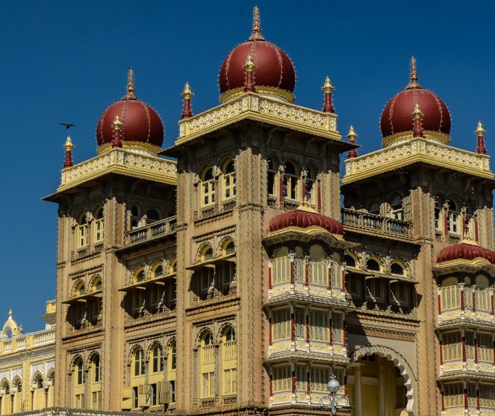 Der Palast Amba Vilas war früher die Residenz der Maharajas des ehemaligen Fürstenstaates Mysore und zählt zu den berühmtesten Palastbauten Indiens.