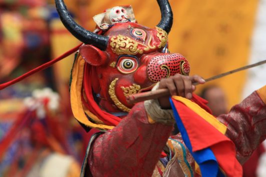 In der Religion der Bhutaner werden, vor allem während der Festivals (Tshechus), Berggötter und Dämonen verehrt und im Tanz beschworen.