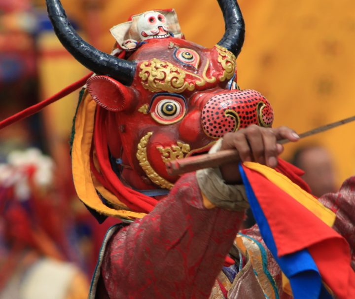 In der Religion der Bhutaner werden, vor allem während der Festivals (Tshechus), Berggötter und Dämonen verehrt und im Tanz beschworen.