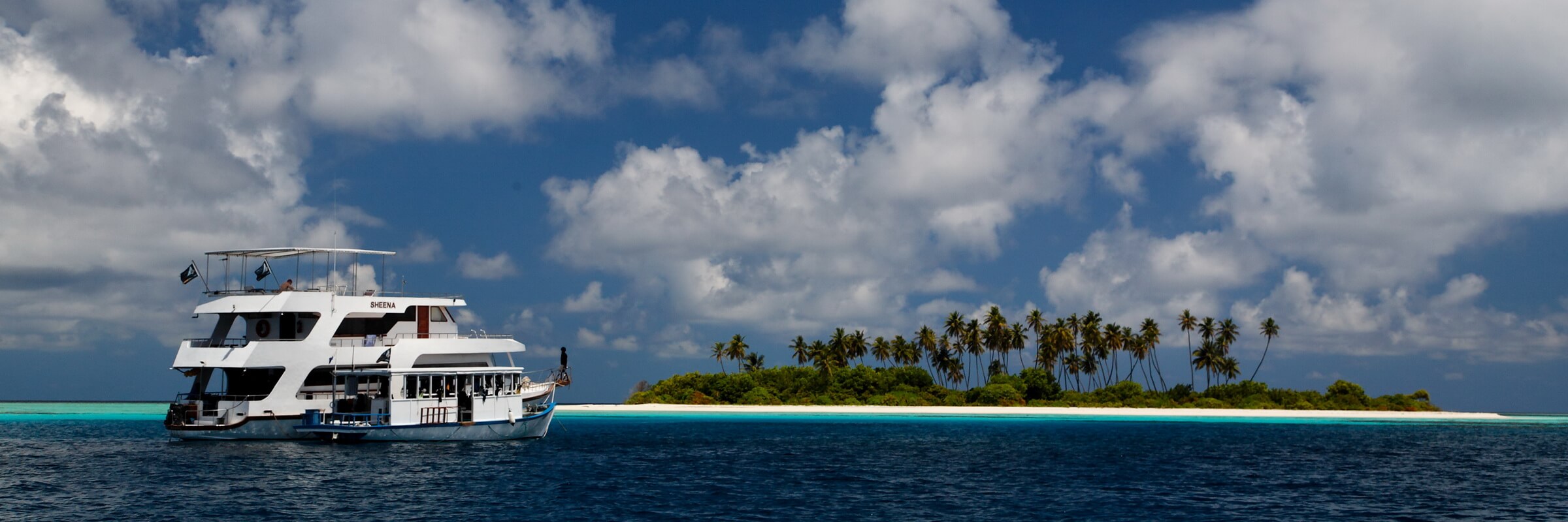 Während einer Tauchsafari auf den Malediven passiert die MY Sheena zahlreiche Trauminseln im Indischen Ozean.
