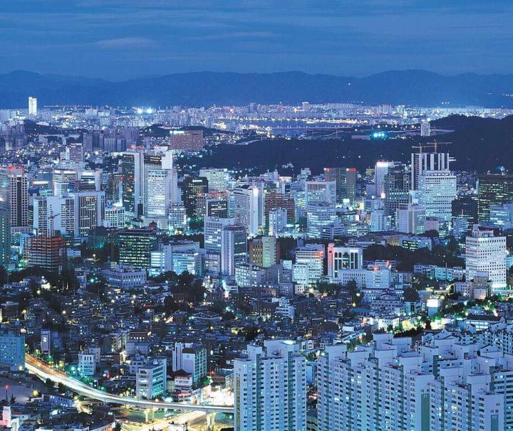 Bei Anbruch der Nacht verwandelt sich die schillernde Metropole Seoul zu einem Meer aus Licht und Farbe.