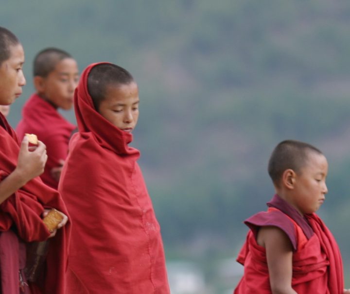 In den buddhistisch geprägten Königreichen im Himalaya trifft man häufig Mönche und Novizen an.