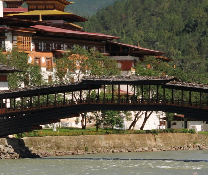 Der imposante Punakha-Dzong wurde im Jahr 1637 durch Ngawang Namgyal als Festung gegen die einfallenden Tibeter errichtet.