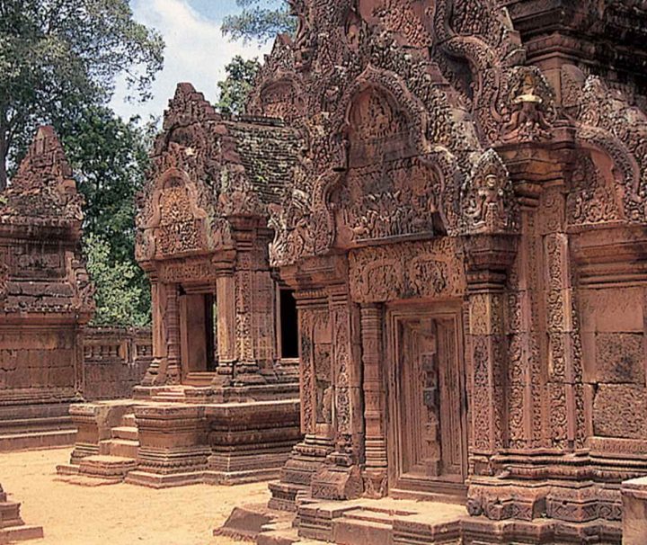 Im Inneren der Tempelanlage Ta Prohm in Kambodscha befinden sich die Ruinen zahlreicher kleinerer Gebäude.