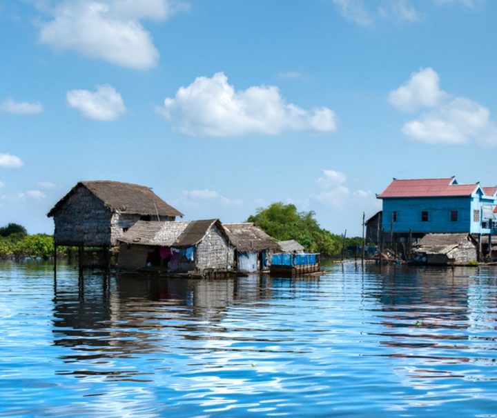 Die Bewohner des Tonle Sap Sees leben in auf Pfahlbauten errichteten Dörfern, die während der Hochwasser in der Regenzeit aussehen, als würden sie schwimmen.
