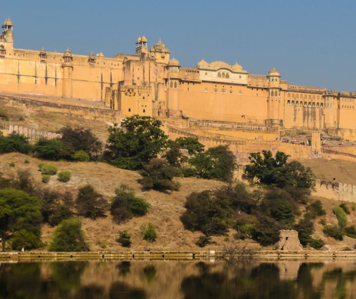 Das beeindruckende Amber Fort besteht aus etlichen Innenhöfen, Hallen, Palästen und Gärten und befindet sich in der Nähe von Jaipur.