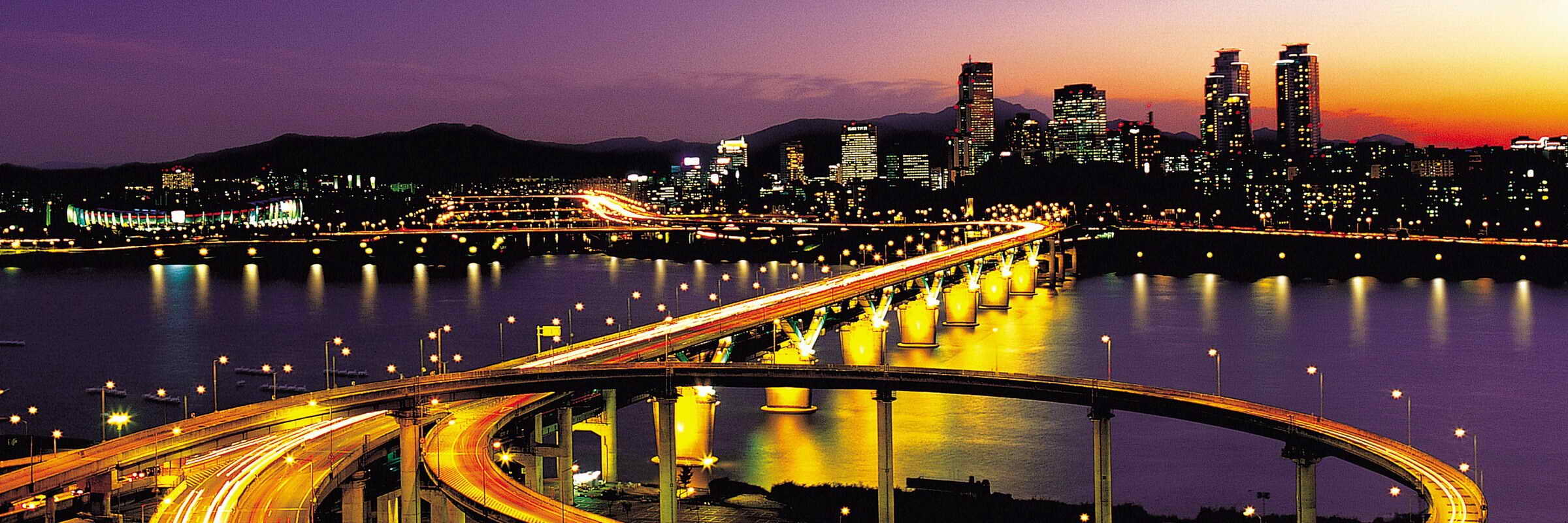 Bei Anbruch der Nacht wird die glitzernde Millionenmetropole Seoul zu einem Meer aus Licht und Farbe.
