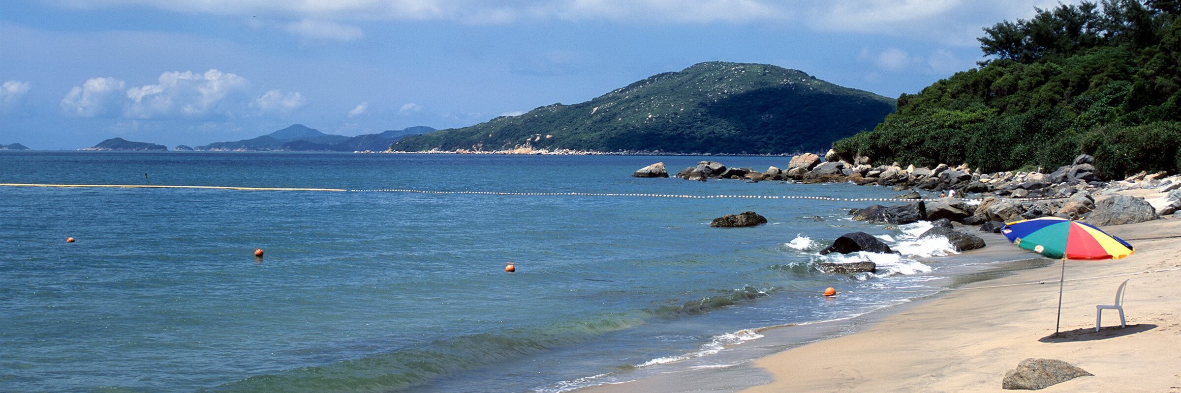 Lantau Island hat über 100.000 Einwohner und ist Hong Kongs größte insel