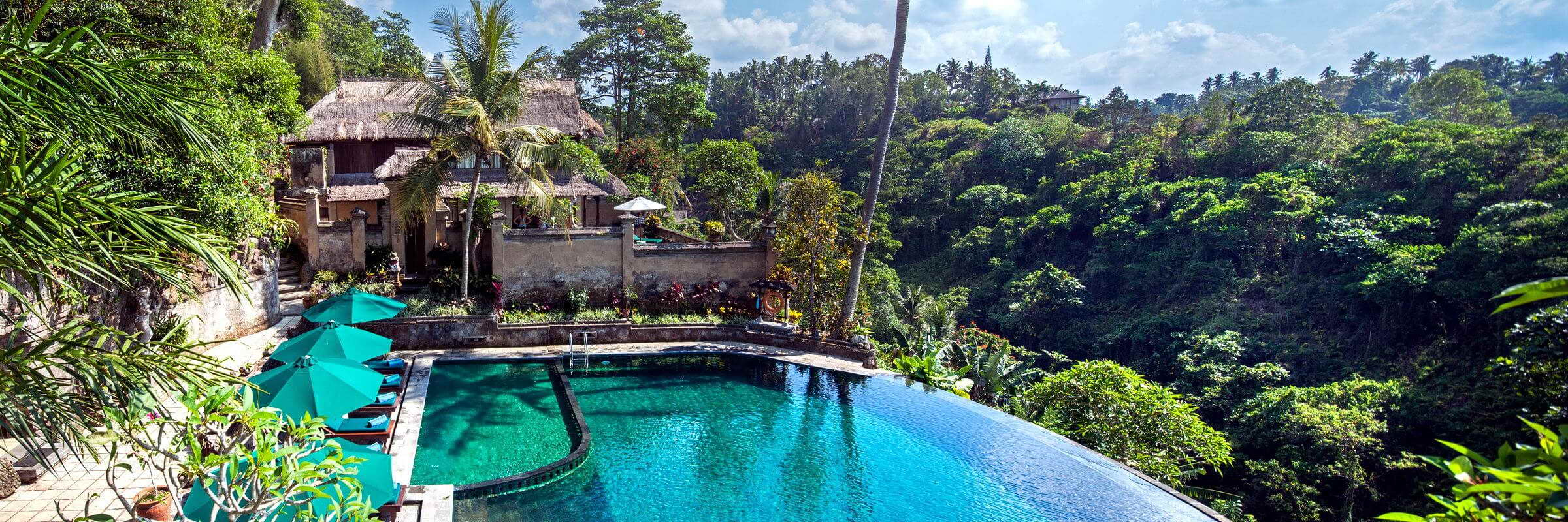 Der große Panorama-Swimmingpool mit Sonnenterrasse und Poolbar im Pita Maha Resort & Spa lädt zum Schwimmen und entspanntem Sonnenbaden ein.