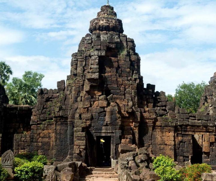 Der ungefähr 30 km südlich von Phnom Penh gelegende Tempel Ta Prohm ist eine verkleinerte Version des gleichnamigen Tempels in Angkor.