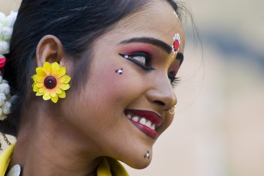 Eine traditionell gekleidete Tänzerin im nordindischen Bundesstaat Madhya Pradesh.