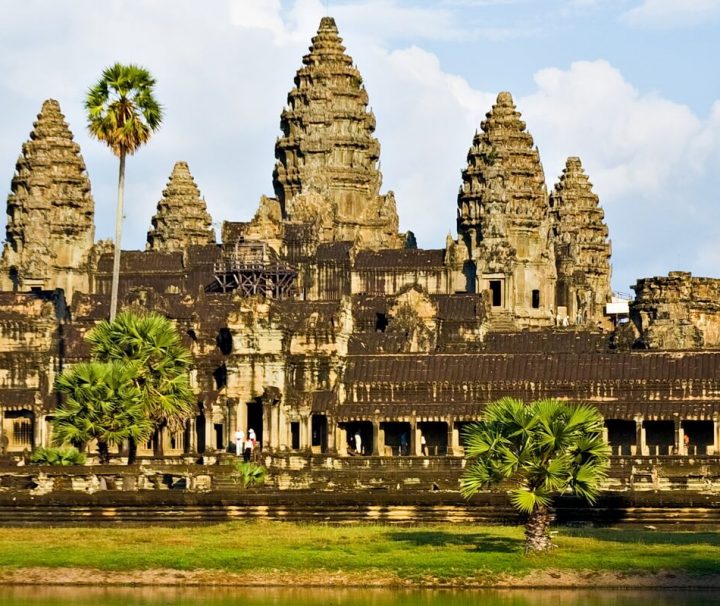 Angkor Wat ist nur ein Teil der viel umfassenderen Gesamtanlage Angkor mit einer Vielzahl an historischen Tempeln, Ruinen und Statuen.