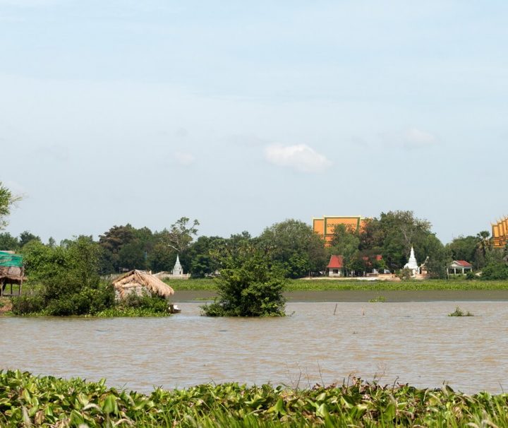 Der malerische See Tonle Bati in Kambodscha ist unter Einheimischen und Reisenden ein beliebtes Ausflugsziel.