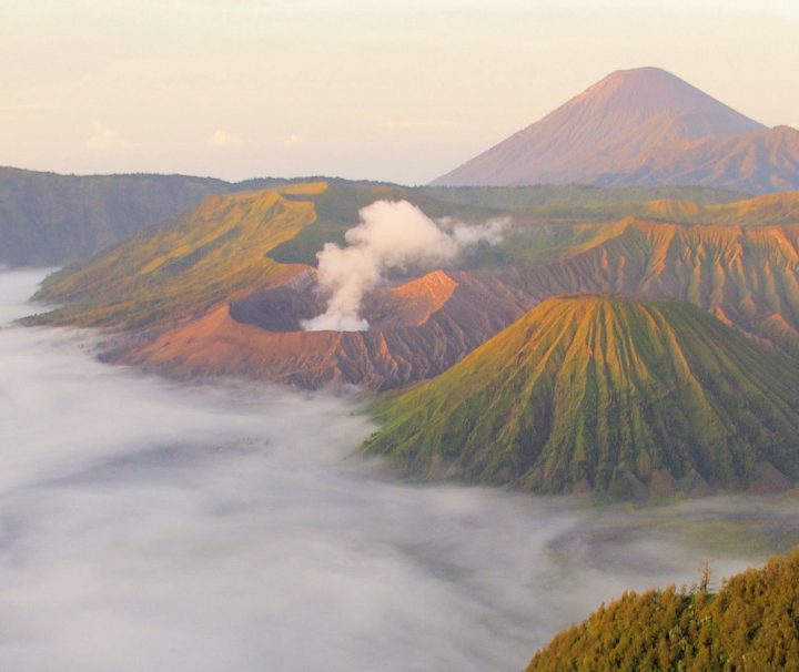 Der Vulkan Mount Bromo liegt im Nationalpark Bromo-Tengger-Semeru und ist ein beliebtes Touristenziel.