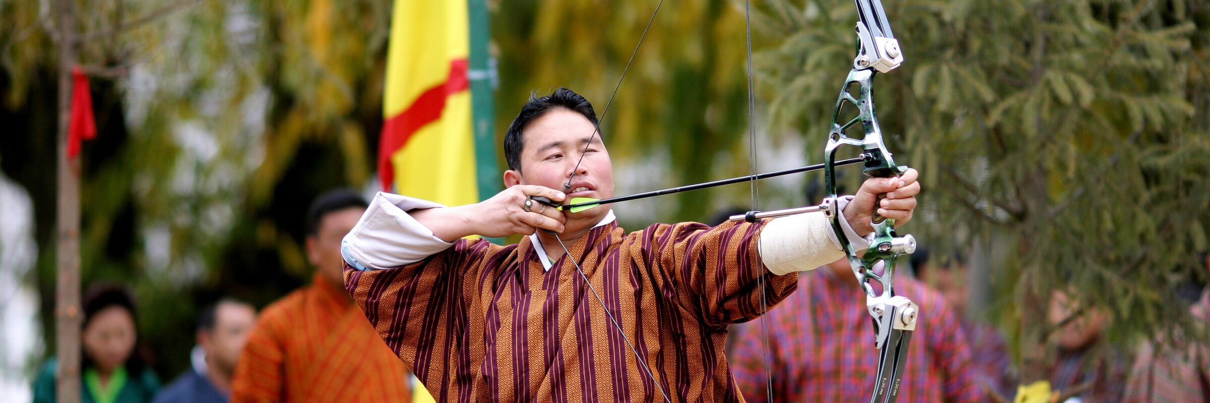 Bogenschießen ist der Nationalsport im Königreich Bhutan – Wettbewerbe zwischen benachbarten Dörfern finden häufig statt.