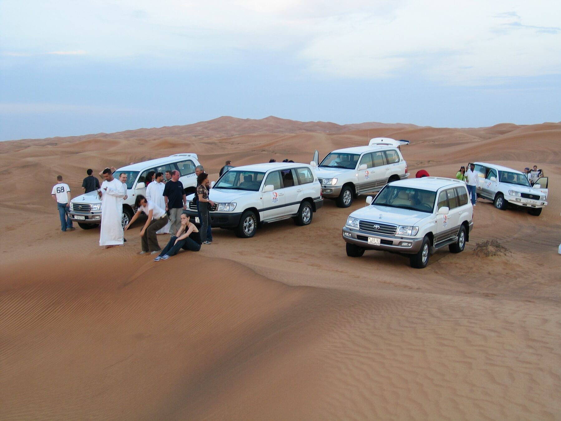 Eine Jeep Safari durch die Wueste mit anschließendem BBQ Dinner ist ein Muss für jede Dubai Reise.